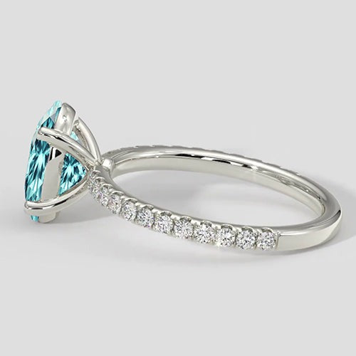 3,75 ct ovaler bläulicher Paraiba-Ring mit Diamantband