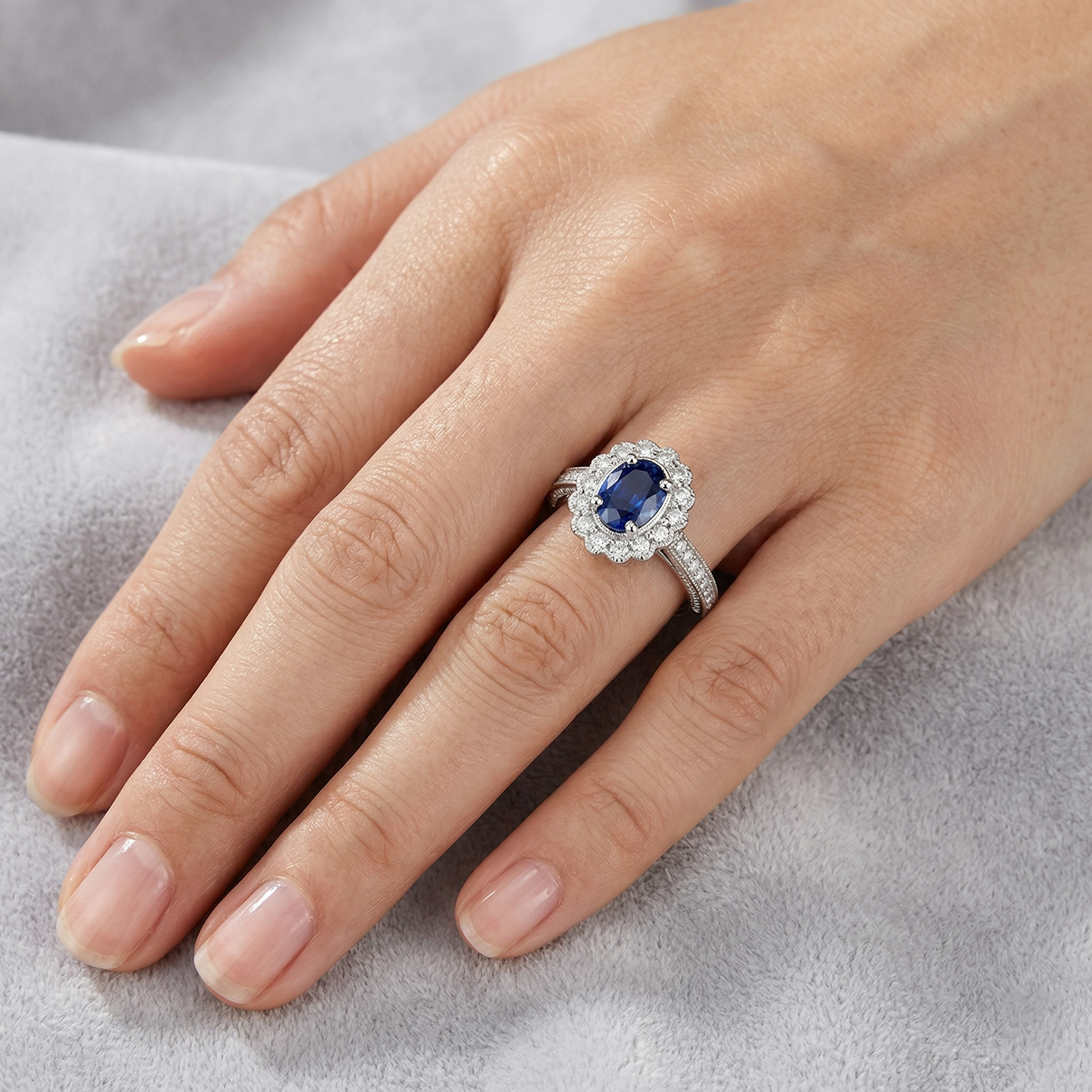 echter oval diamant 2Karat ring auf Weiß