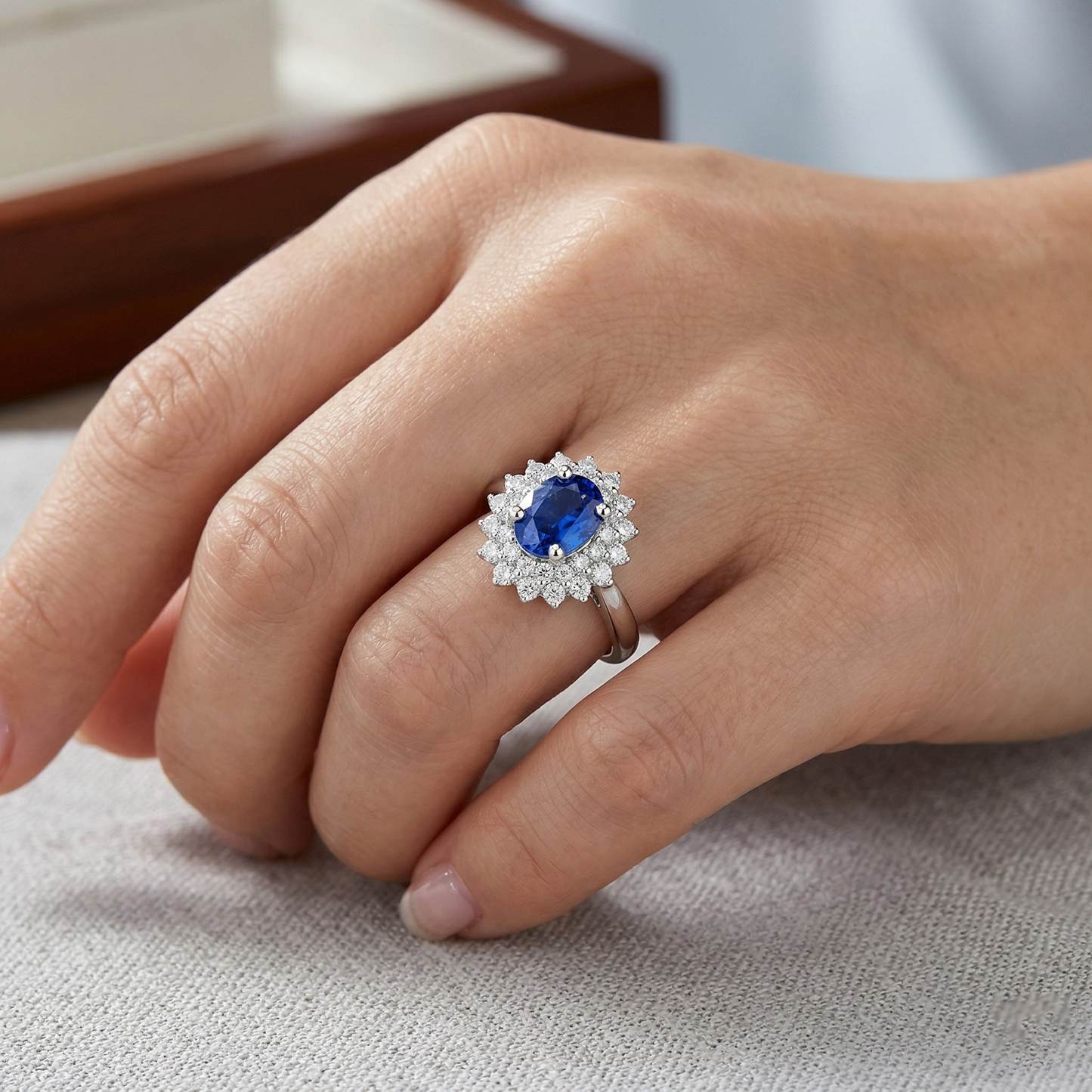 Ovaler und runder Schliff 4 Karat Sri Lanka Saphir Aus der Erde Abgebauter Natürlicher Diamanten Halo Ring