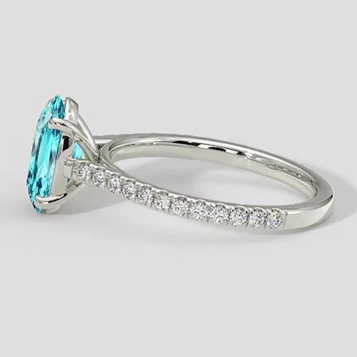 Paraiba-Ring im Ovalschliff mit seitlichen Akzenten