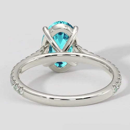 Paraiba-Ring im Ovalschliff mit seitlichen Akzenten