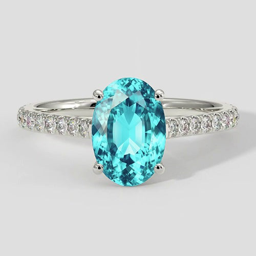 Paraiba-Ring im Ovalschliff mit seitlichen Akzenten