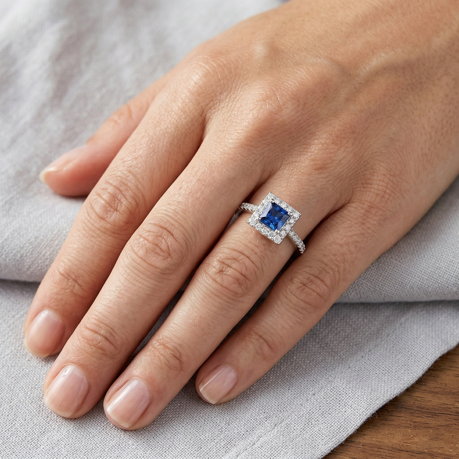echter round saphir 2.25Karat ring mit Diamantbesatz