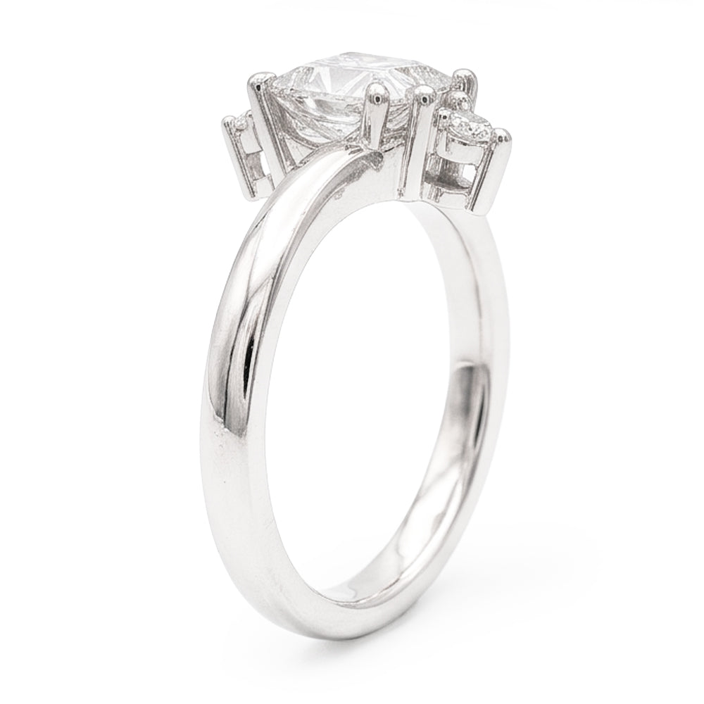 Ring mit 3 Steinen Prinzessin und Echt Aus der Erde Abgebauter Natürlicher Diamanten im Rundschliff 2,20 Karat Weißgold