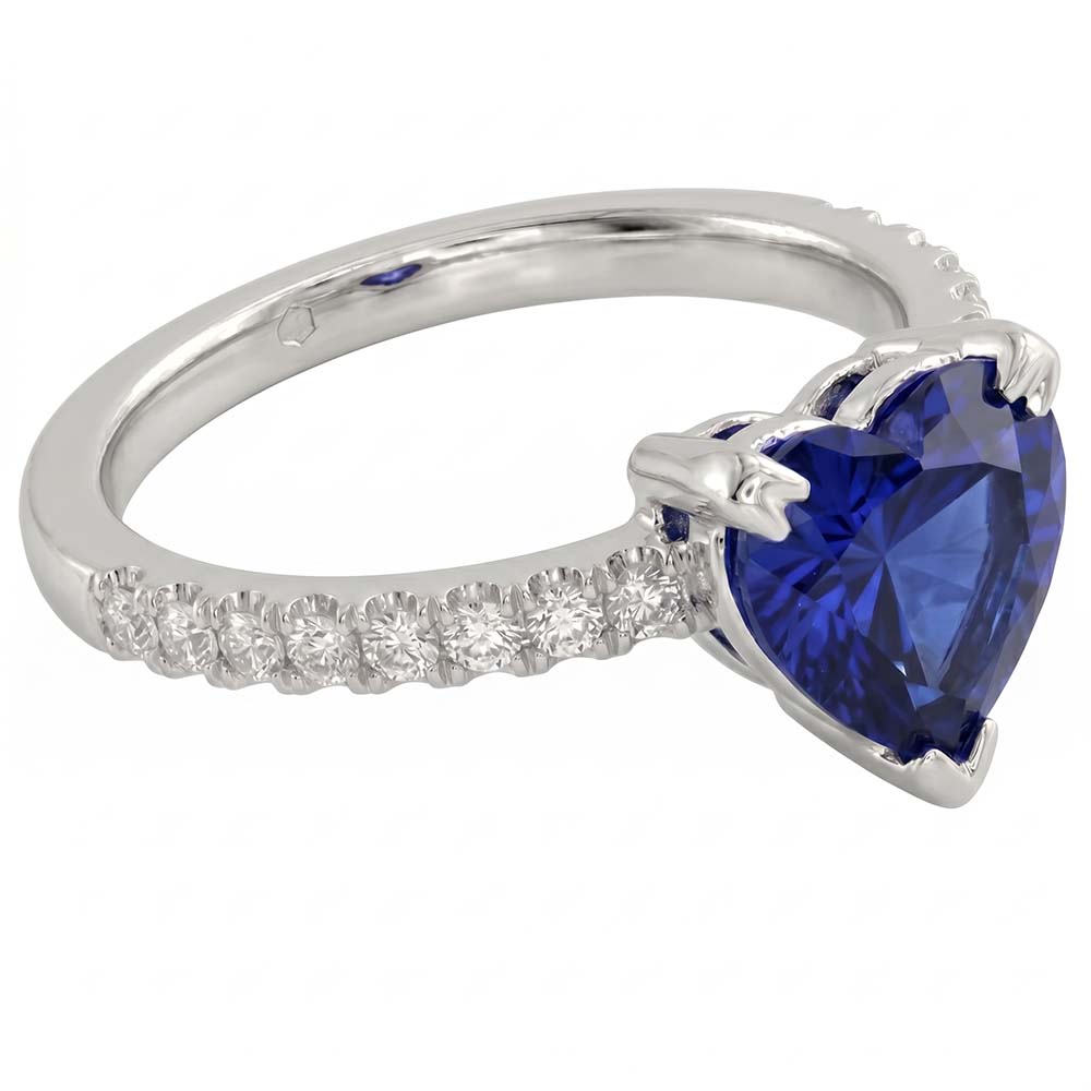 Ring mit Aus der Erde Abgebauter Natürlicher Diamanten im Herz- und Rundschliff 2.30 Kt. Blauer Saphir Weißgold 14K