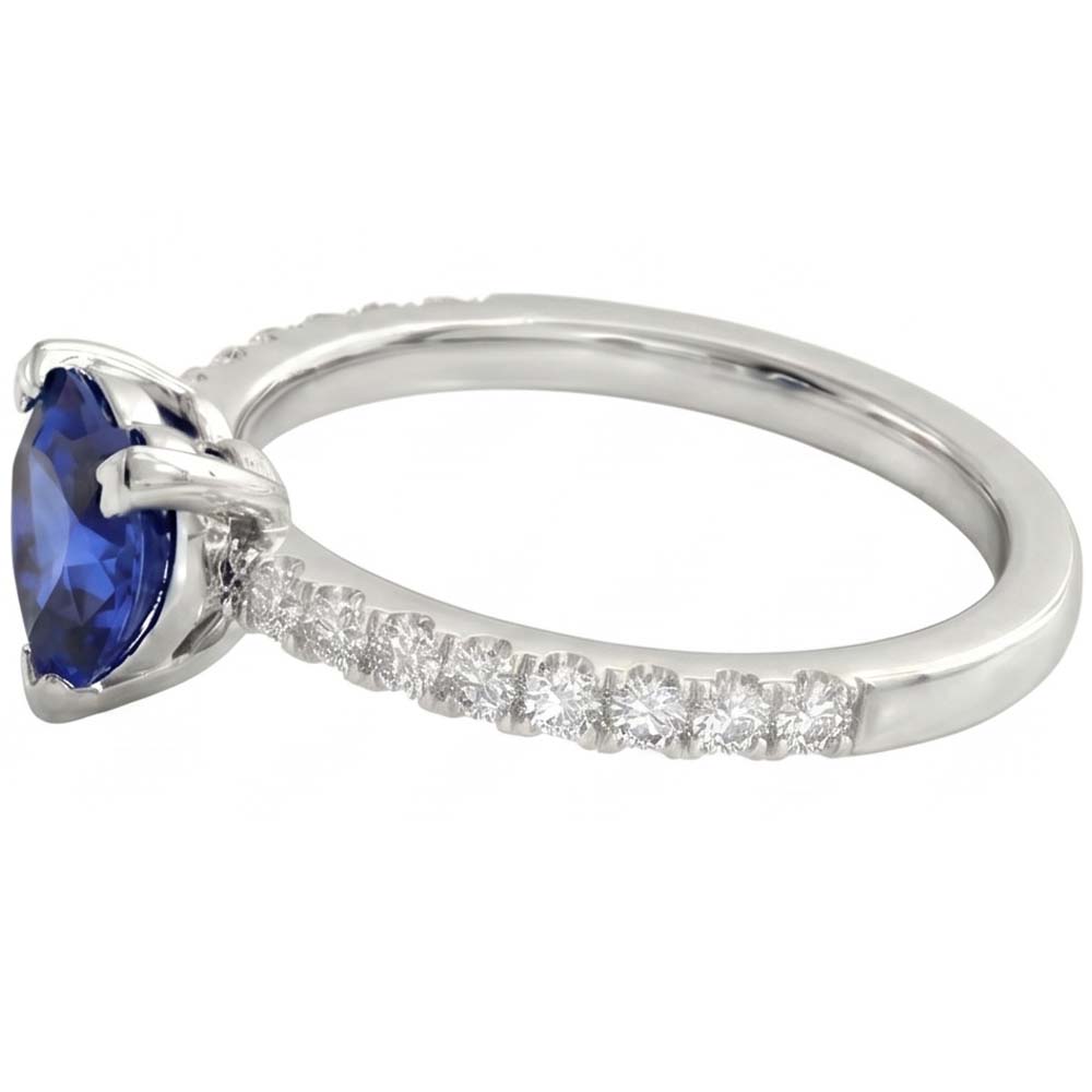 Ring mit Aus der Erde Abgebauter Natürlicher Diamanten im Herz- und Rundschliff 2.30 Kt. Blauer Saphir Weißgold 14K