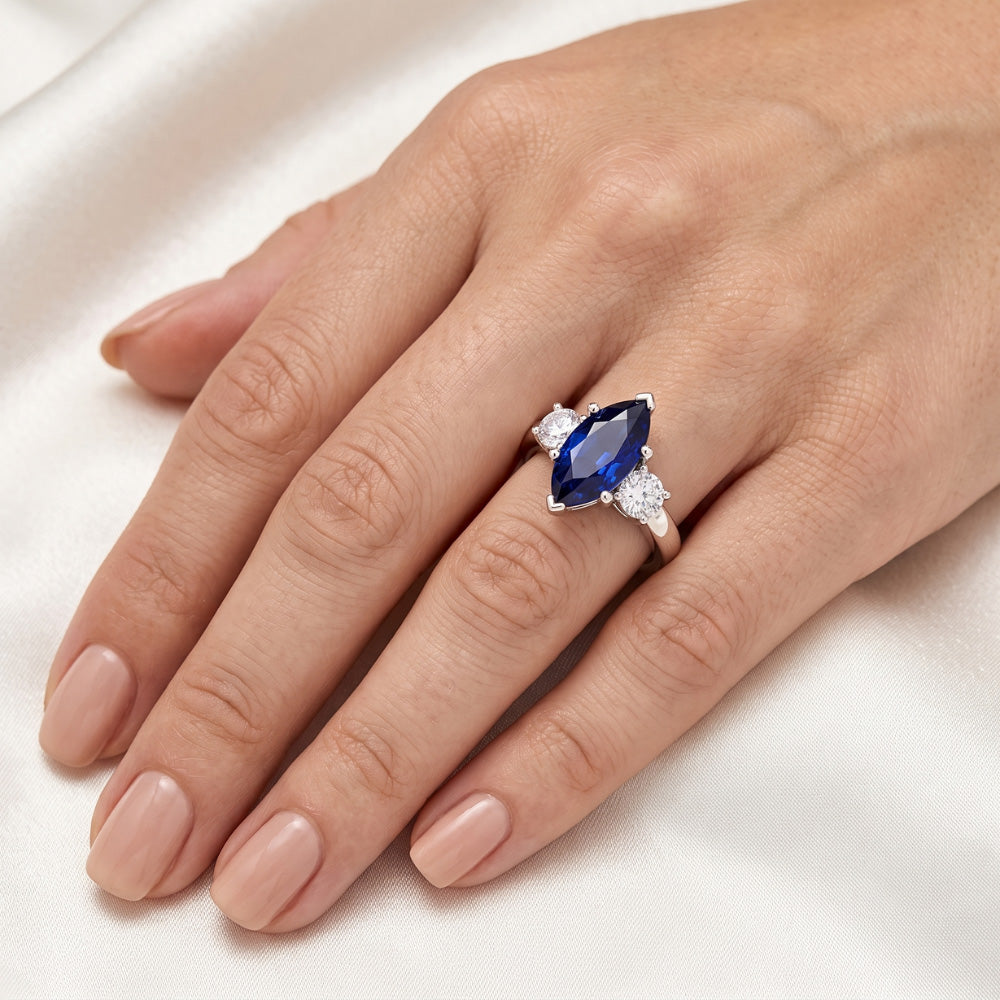 Ring mit Saphir und Aus der Erde Abgebauter Natürlicher Diamanten im Marquise-Schliff, 2.50 ct, Weißgold