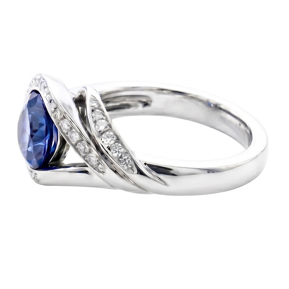 Ring mit blauem Saphir und Aus der Erde Abgebauter Natürlicher Diamanten im Rundschliff 2.50 ct Weißgold 14K