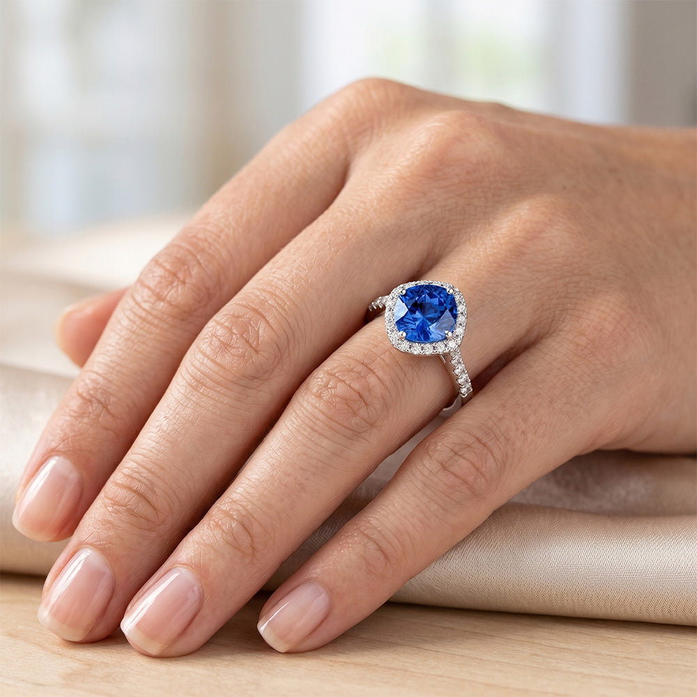 Ring mit blauem Saphir und rundem Aus der Erde Abgebauter Natürlicher Diamant im Kissenschliff 3 ct. Weißgold 14K