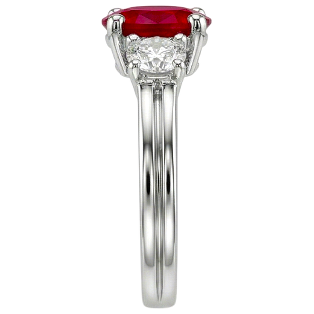 Ring mit drei Steinen im Ovalschliff. Roter Rubin und Aus der Erde Abgebauter Natürlicher Diamant. Gold 14K 1.80 Karat