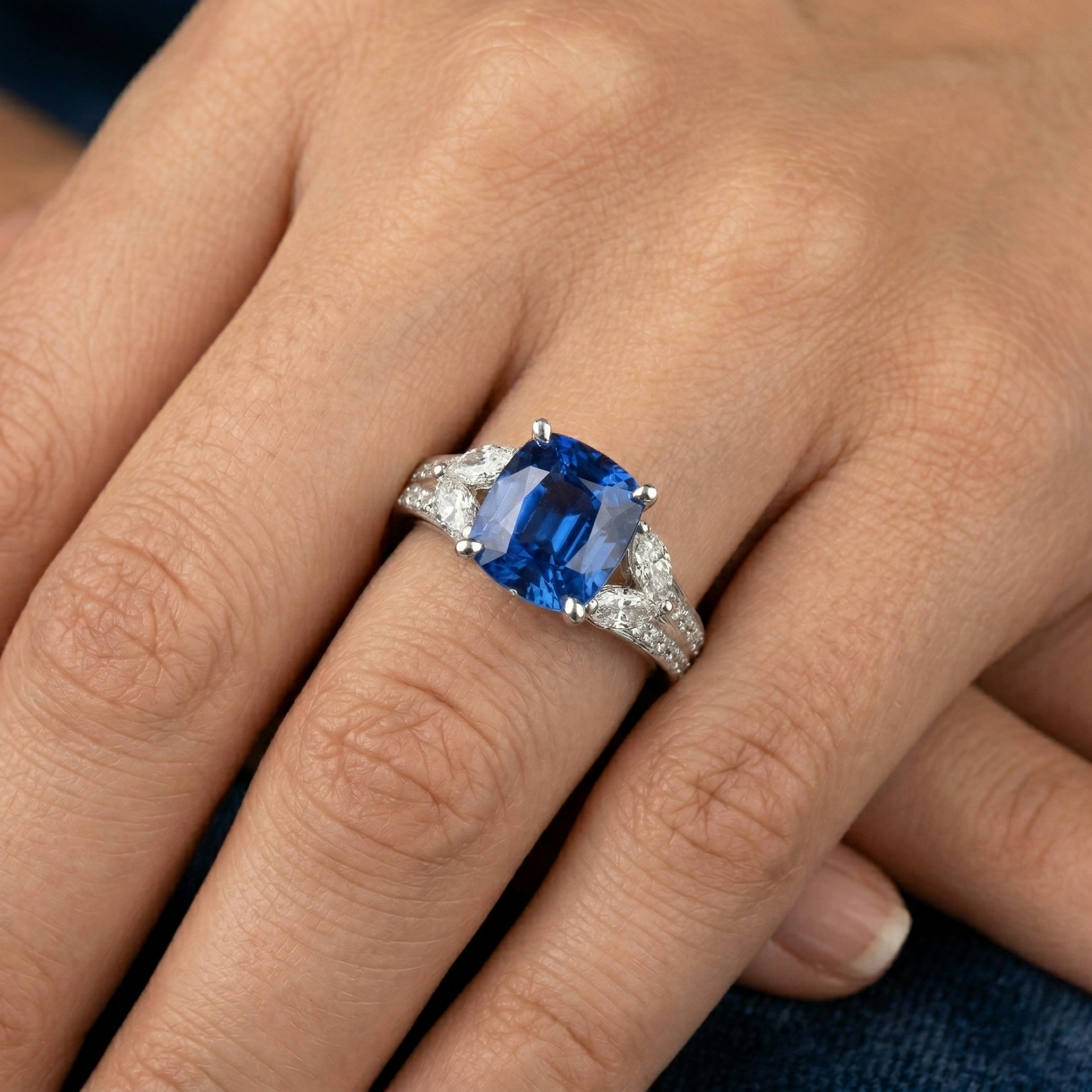 Ring mit blauem Saphir und Aus der Erde Abgebauter Natürlicher Diamanten aus Ceylon 5.10 ct Weißgold 14K