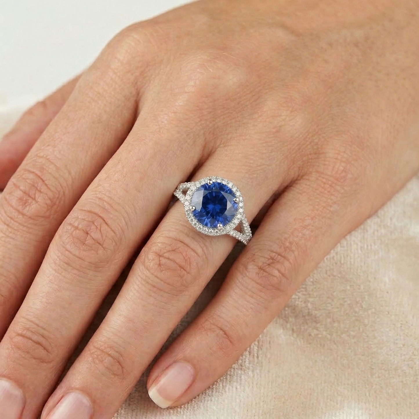 Ring mit rundem Ceylon-Saphir und Aus der Erde Abgebauter Natürlicher Diamanten. 4.51 ct Weißgold 14K