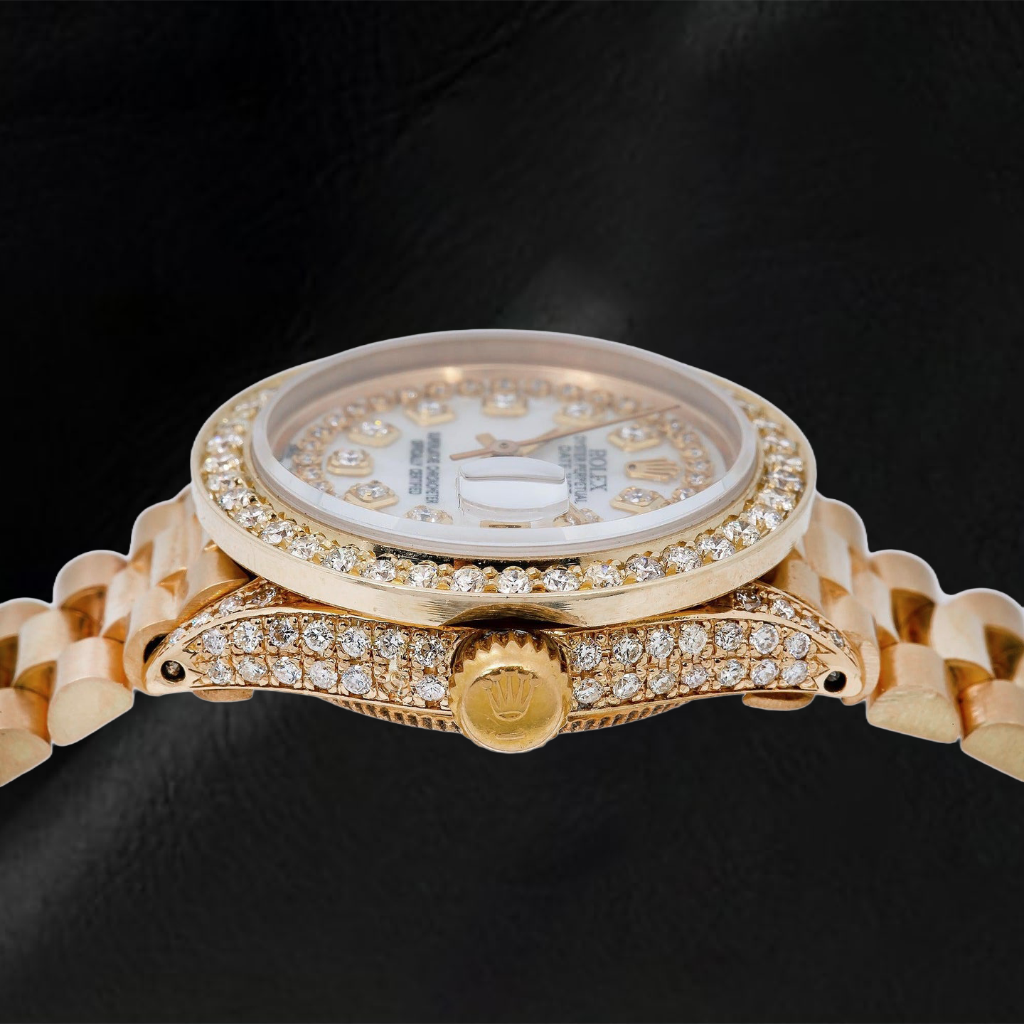 Rolex Datejust 69178 26 mm Uhr aus Gelbgold, weißes Perlmutt-Diamantzifferblatt mit Diamantkranz, President-Armband