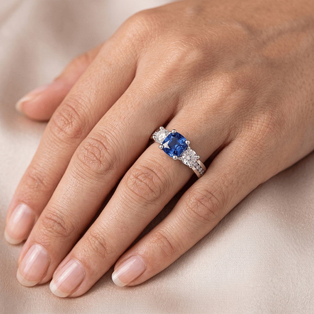 Runder Natürlicher Diamant ( nicht im Labor gezüchtet ) Kissen Saphir Edelstein Ring 2 Karat 3 Stein Stil
