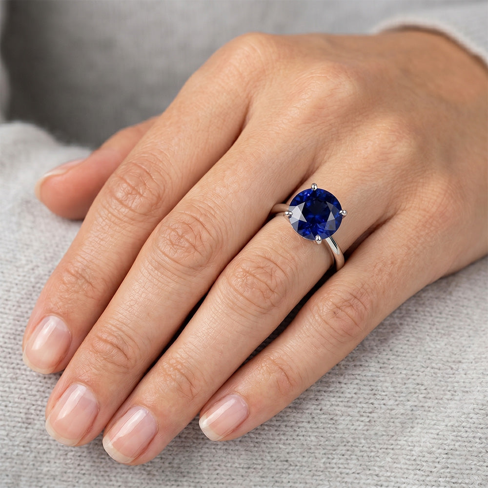 Runder Saphir-Ring mit einem Stein