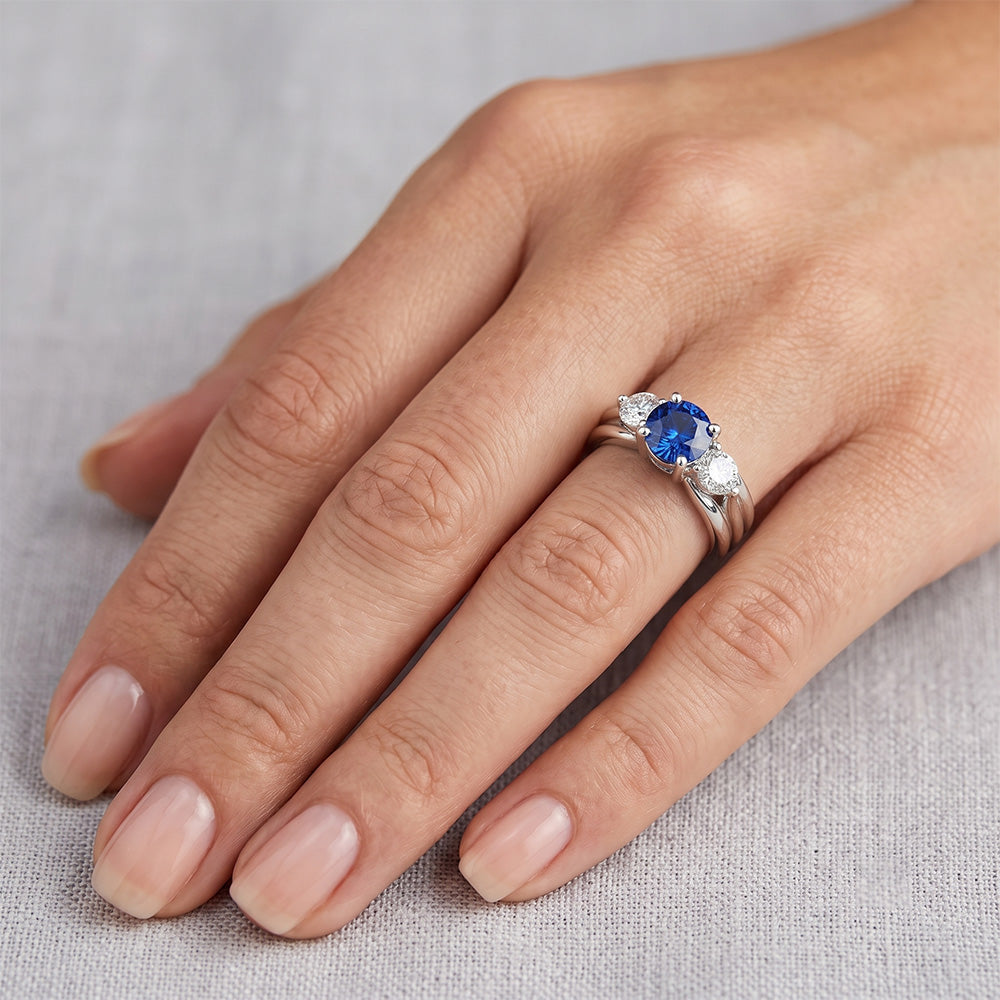Rundschliff Drei-Stein-Ceylon-Saphir-Aus der Erde Abgebauter Natürlicher Diamant-Ring 1.75 Karat WG 14K