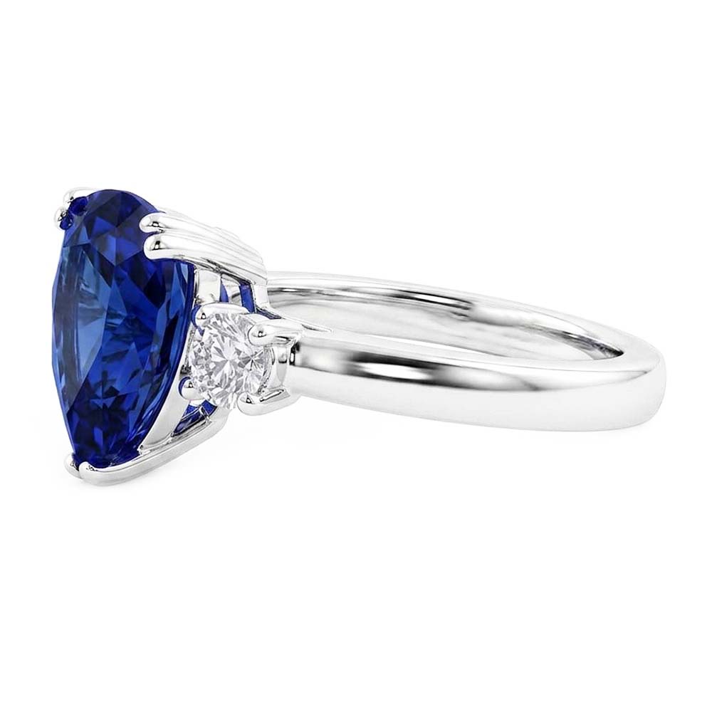 Samtblauer Saphir-Ring