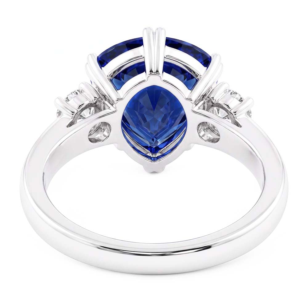 Samtblauer Saphir-Ring