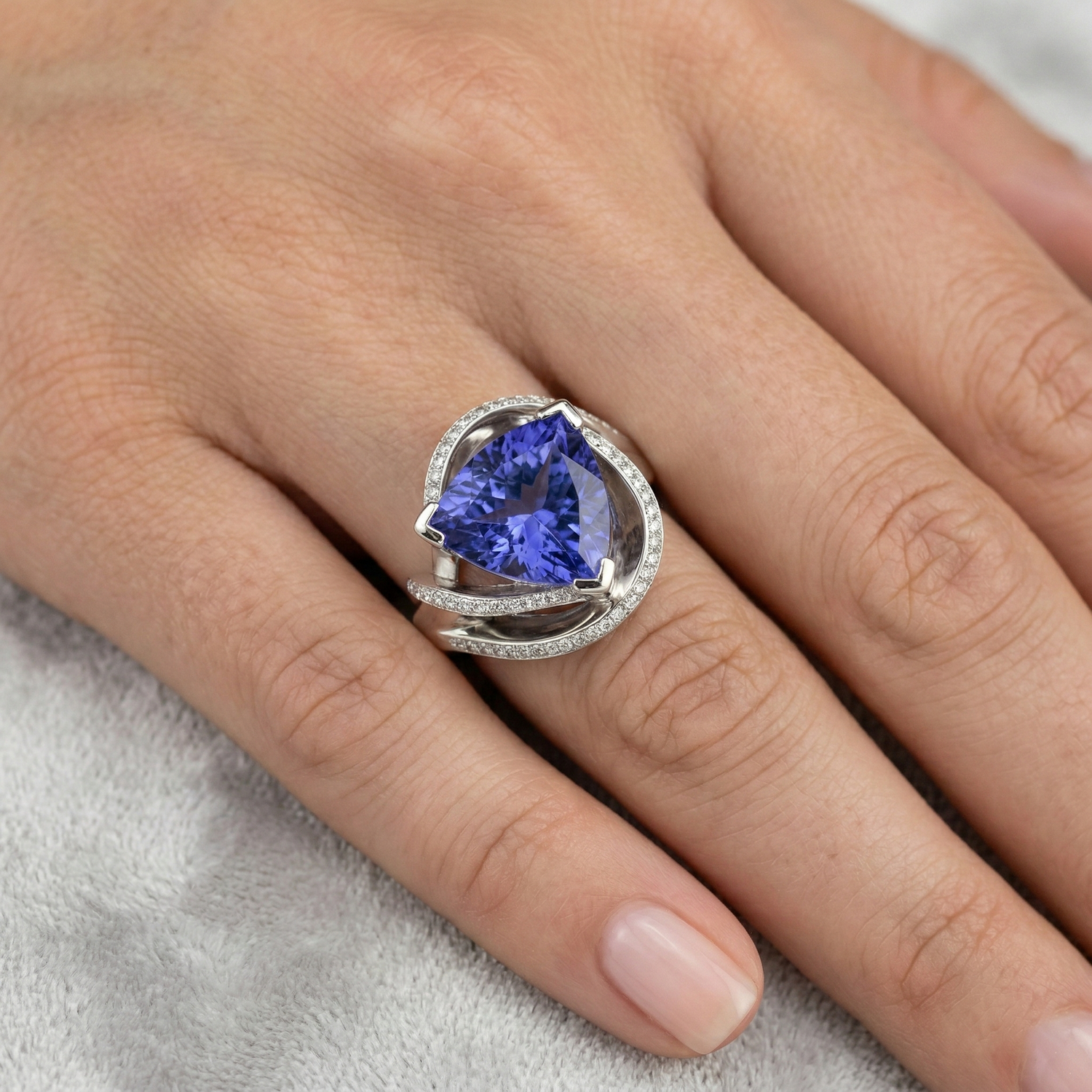 echter trillion diamant 7.01Karat ring auf Weiß