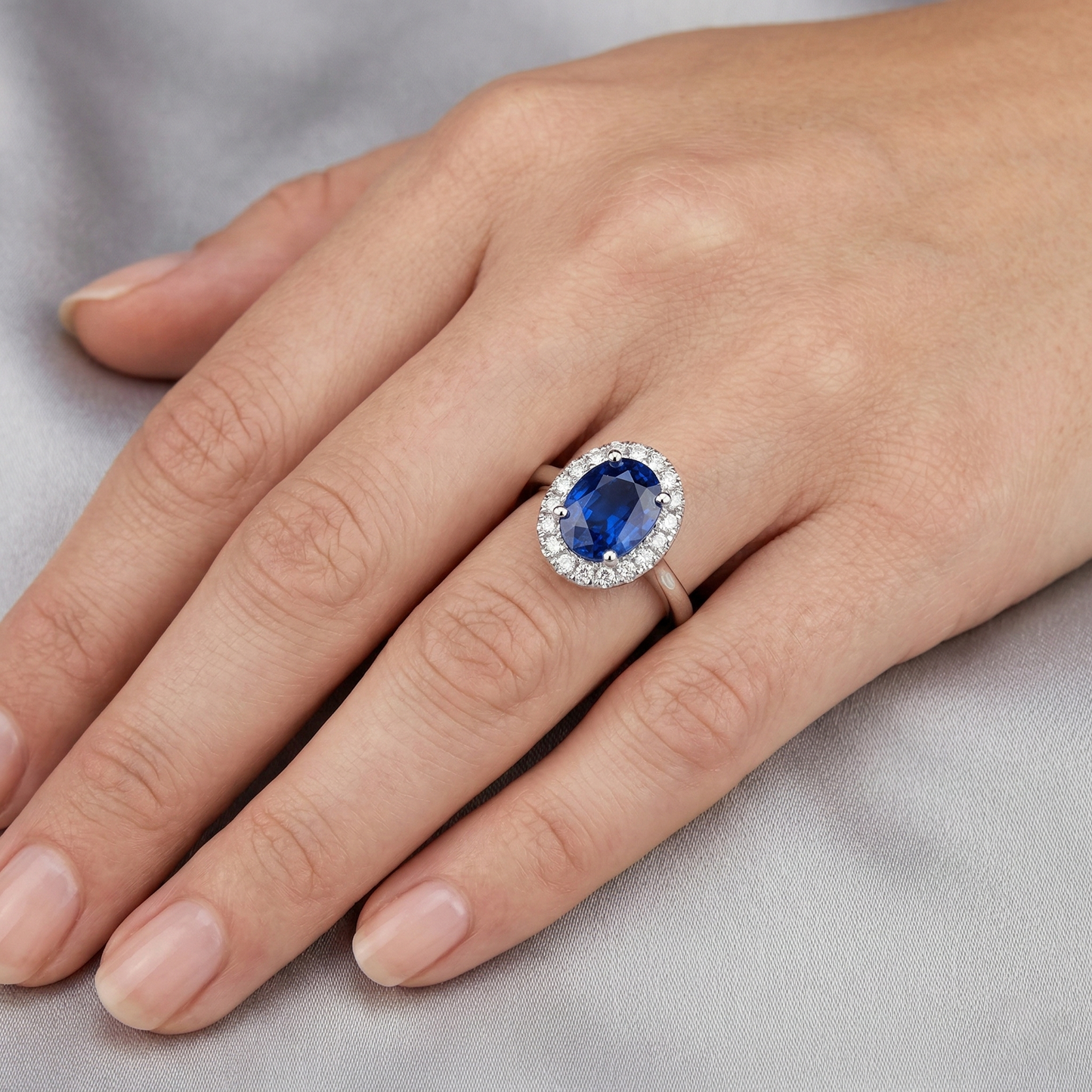 echter oval saphir 5Karat ring auf Weiß