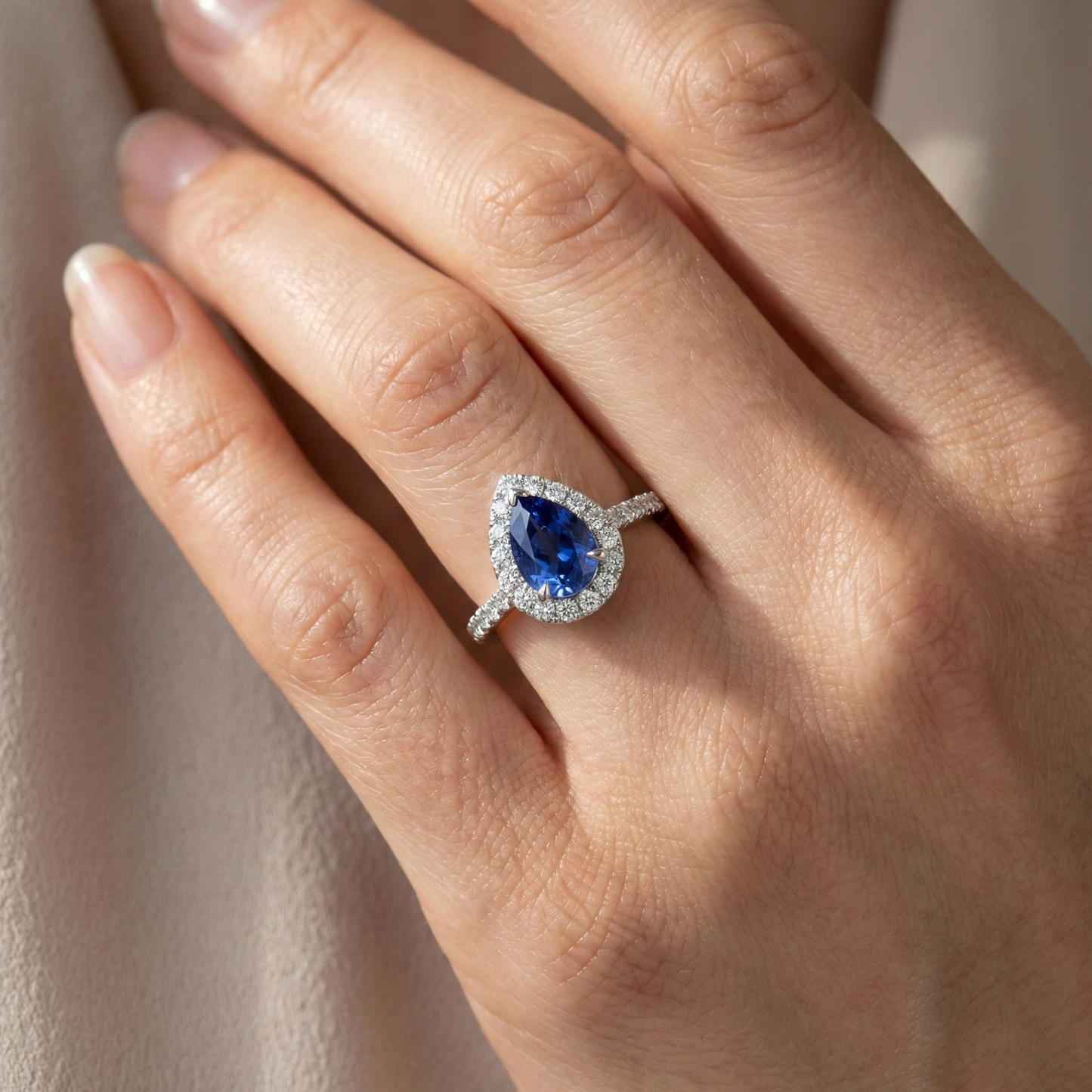 Schöne Birnenform Sri Lanka Blauer Saphir-Aus der Erde Abgebauter Natürlicher Diamant-Ring Gold 2 Ct