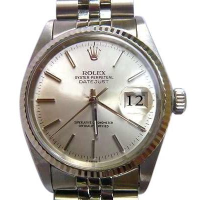 Silbernes Zifferblatt mit geriffelter Lünette und zweifarbiger Rolex Datejust
