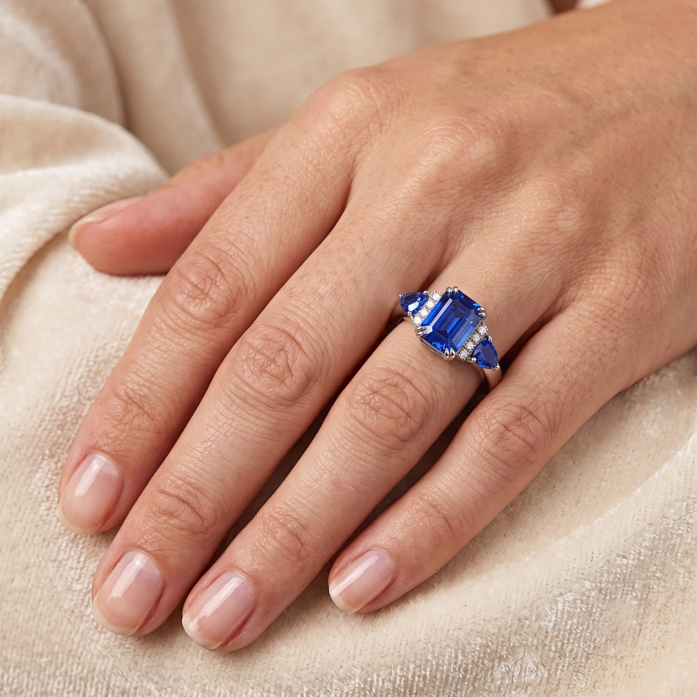 Smaragd-Drei-Steine-Ring mit natürlichem blauem Saphir und Natürlicher Diamant ( nicht im Labor gezüchtet )en 3 Karat