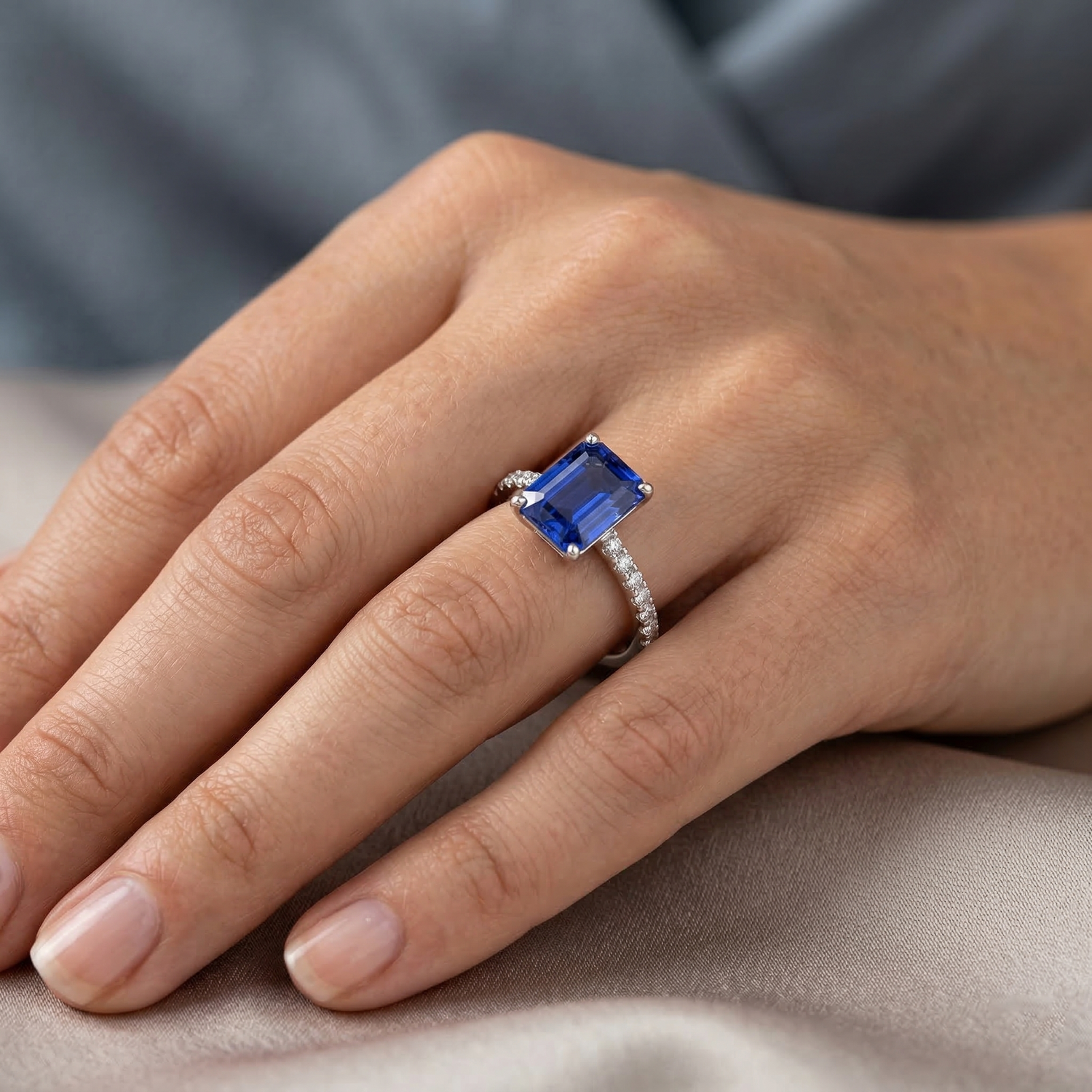 echter emerald saphir 2.70Karat ring auf Weiß
