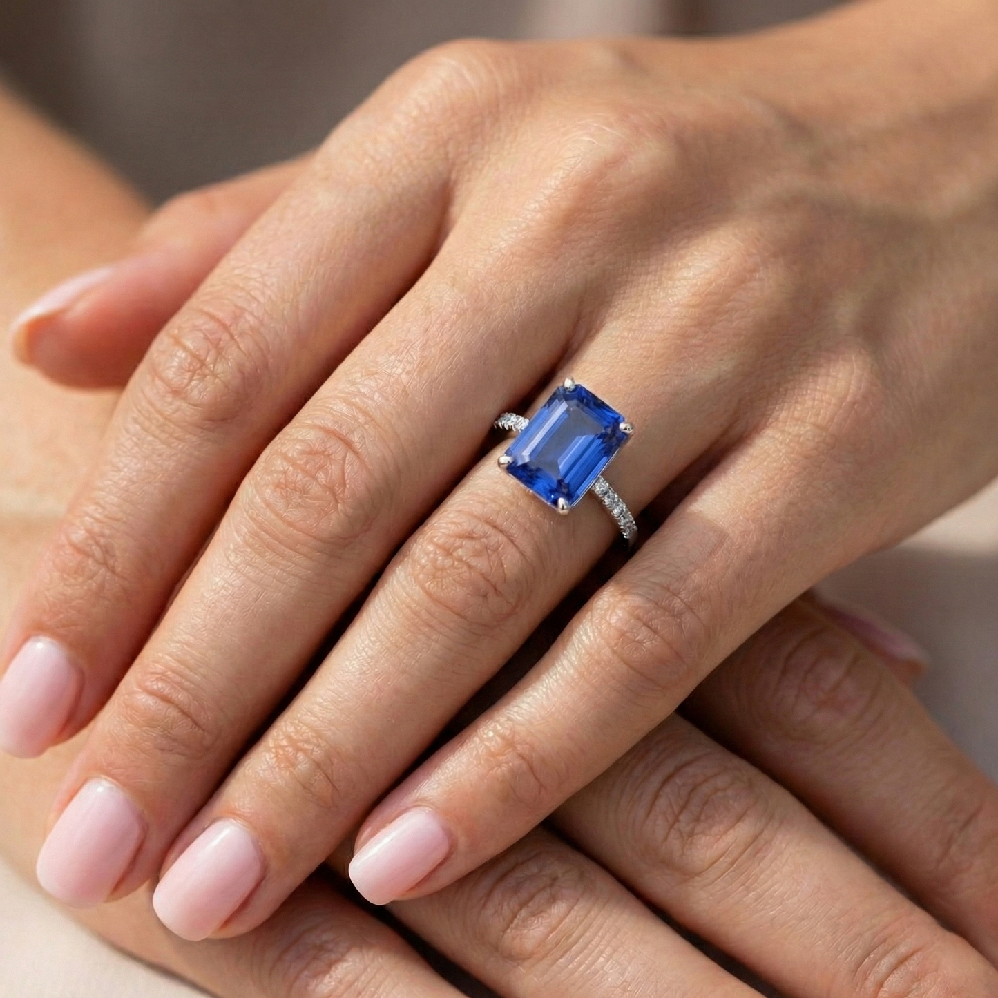 Solitaire Blauer Saphir mit Akzenten Ring & Aus der Erde Abgebauter Natürlicher Diamanten in Pavé-Fassung 5 Karat