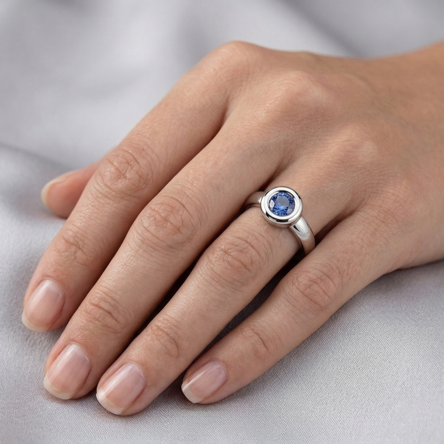 echter round diamant 1Karat ring auf Weiß