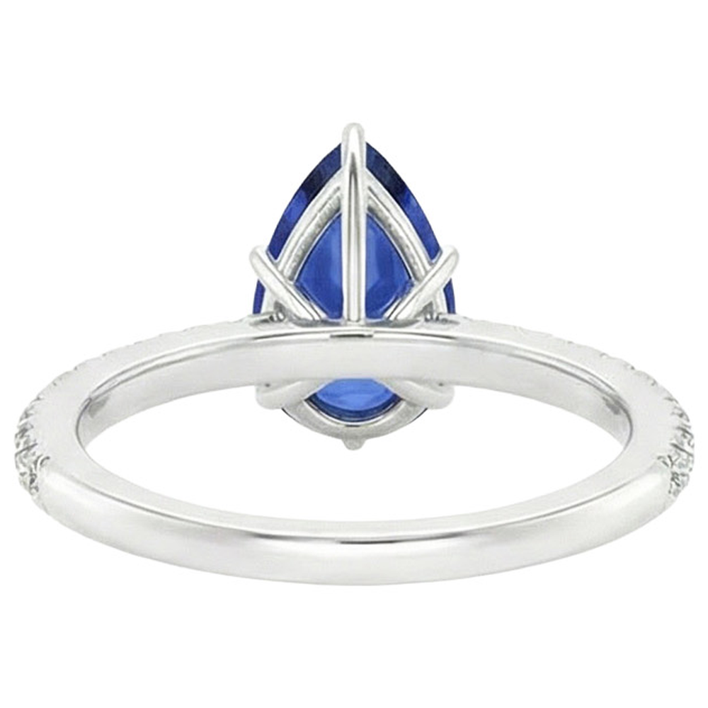 Solitär-Ring aus birnenblauem Saphir mit Akzenten in Pavé-Fassung 5 Karat
