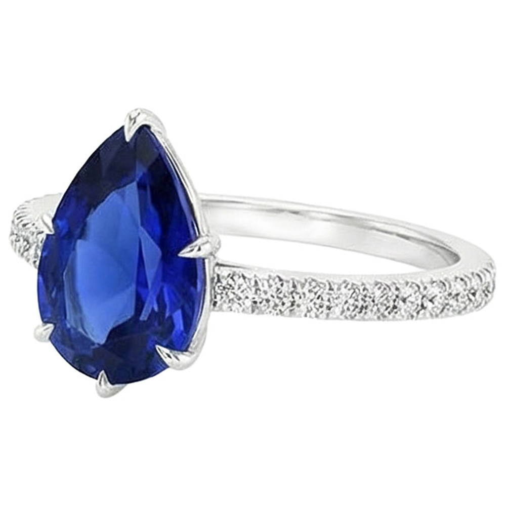 Solitär-Ring aus birnenblauem Saphir mit Akzenten in Pavé-Fassung 5 Karat