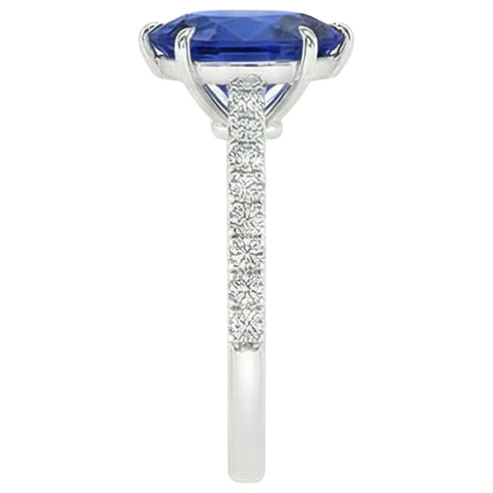 Solitär-Ring aus birnenblauem Saphir mit Akzenten in Pavé-Fassung 5 Karat