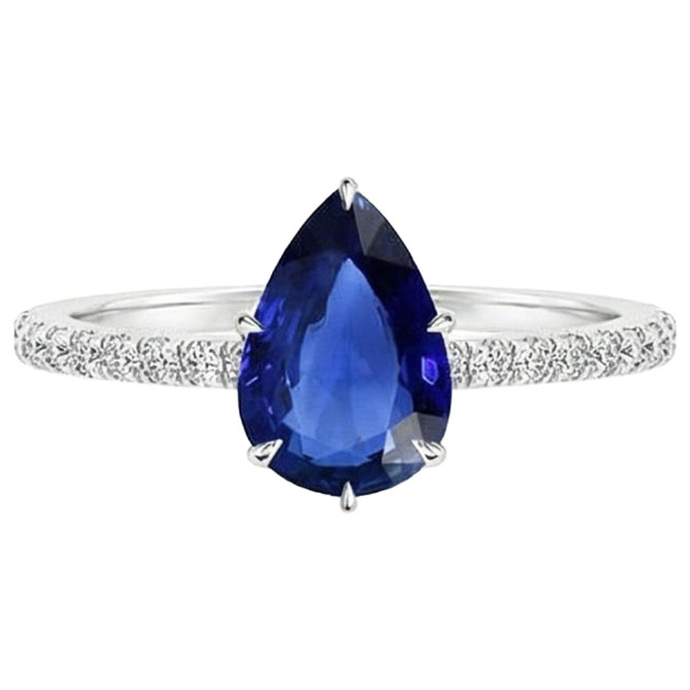 Solitär-Ring aus birnenblauem Saphir mit Akzenten in Pavé-Fassung 5 Karat
