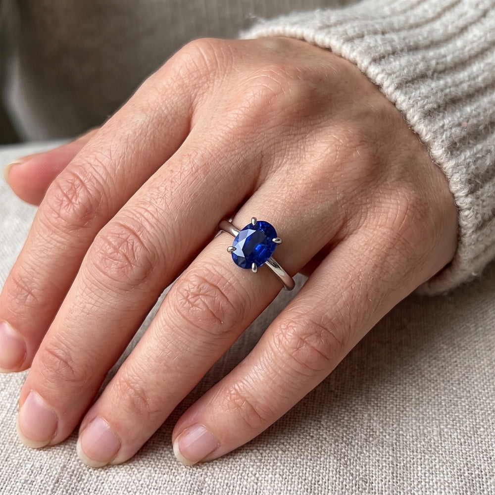 Solitärring Oval Cut Ceylon Saphir 2,50 Karat Zinken-Set