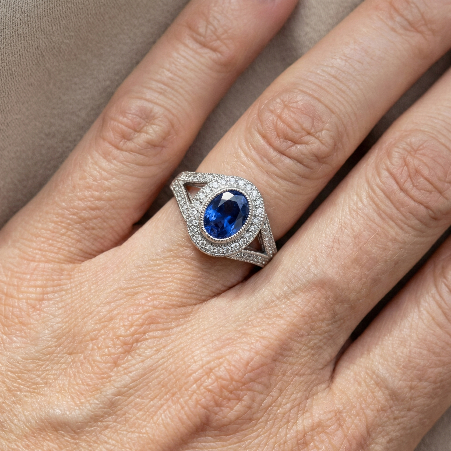 Sri Lankan Saphir Aus der Erde Abgebauter Natürlicher Diamanten Weißgold Jubiläumsring 3,51 ct.