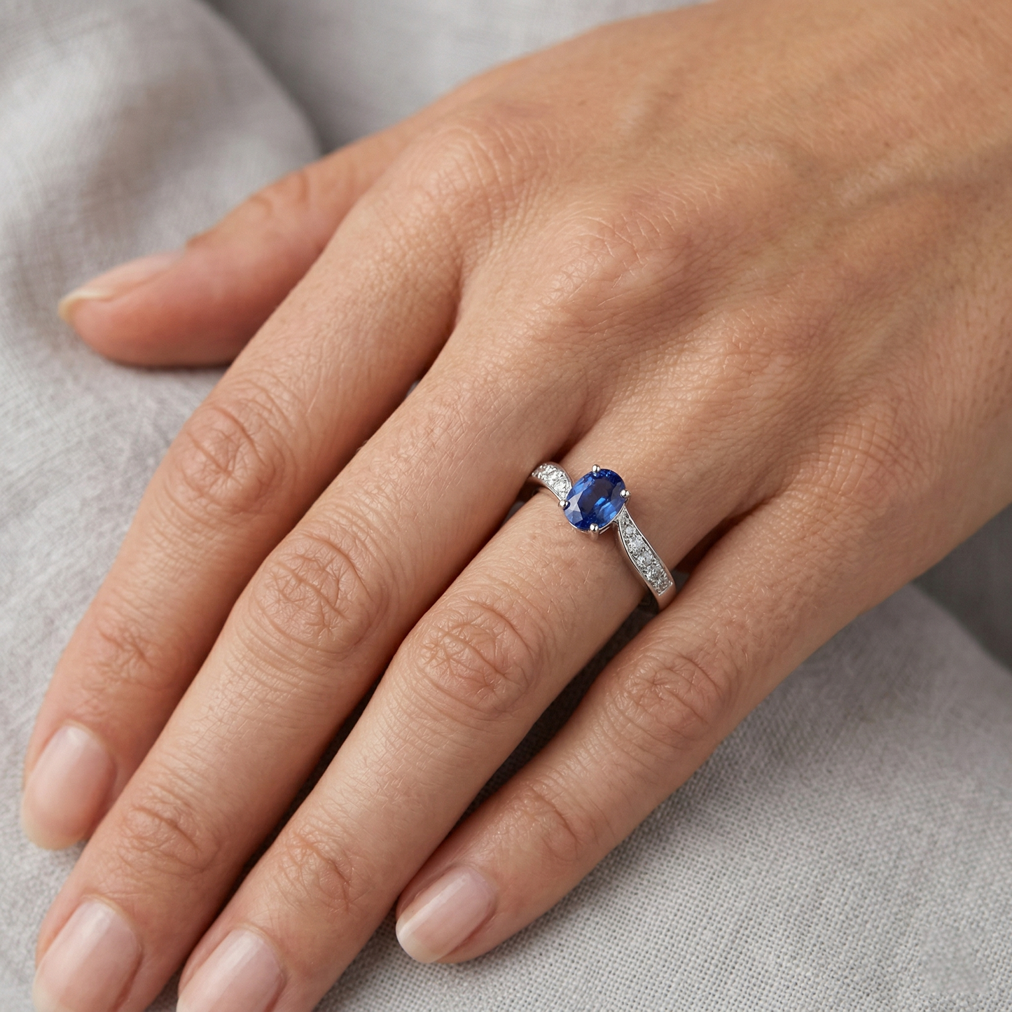 Sri Lankischer Saphir Oval Aus der Erde Abgebauter Natürlicher Diamant Promise Ring Weiß Gold 14K