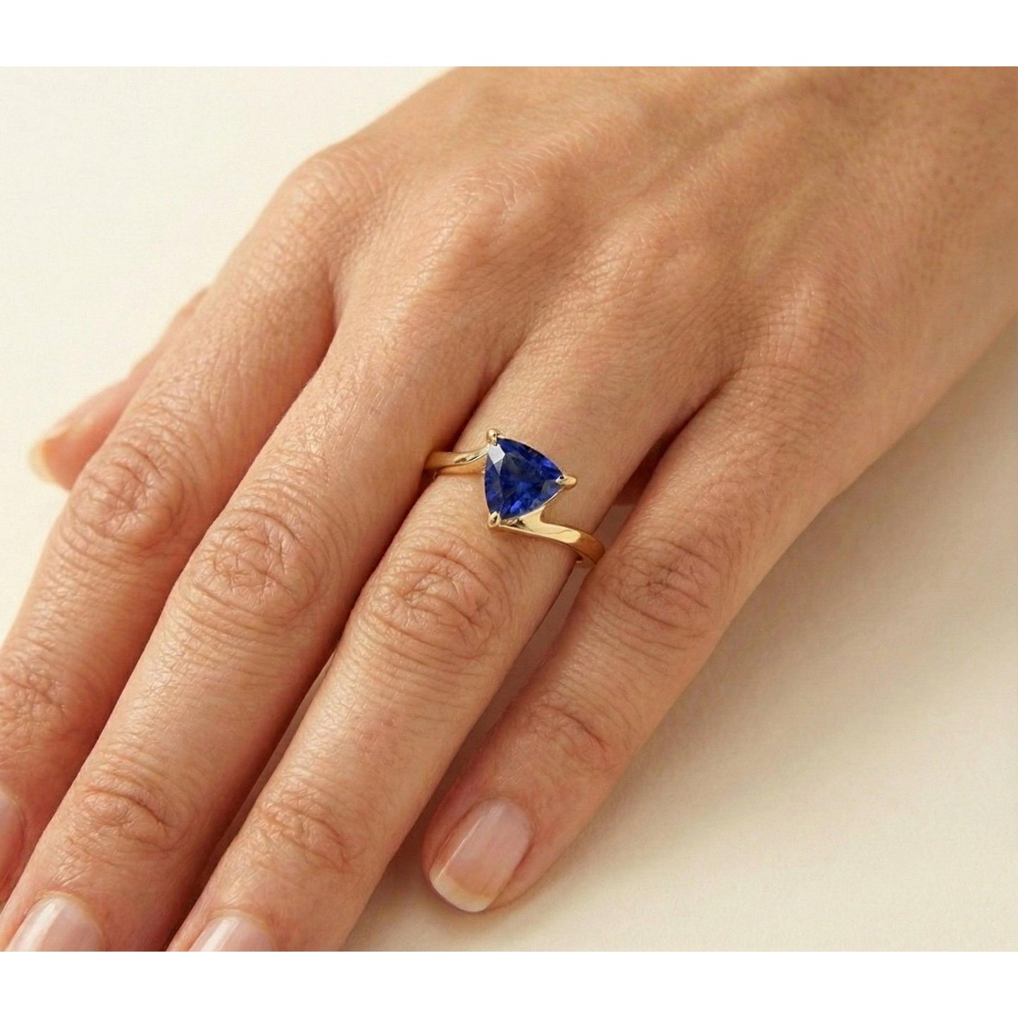 Srilanka Saphir Solitaire Trillion Shaped Ring 1 Karat Gelbgold