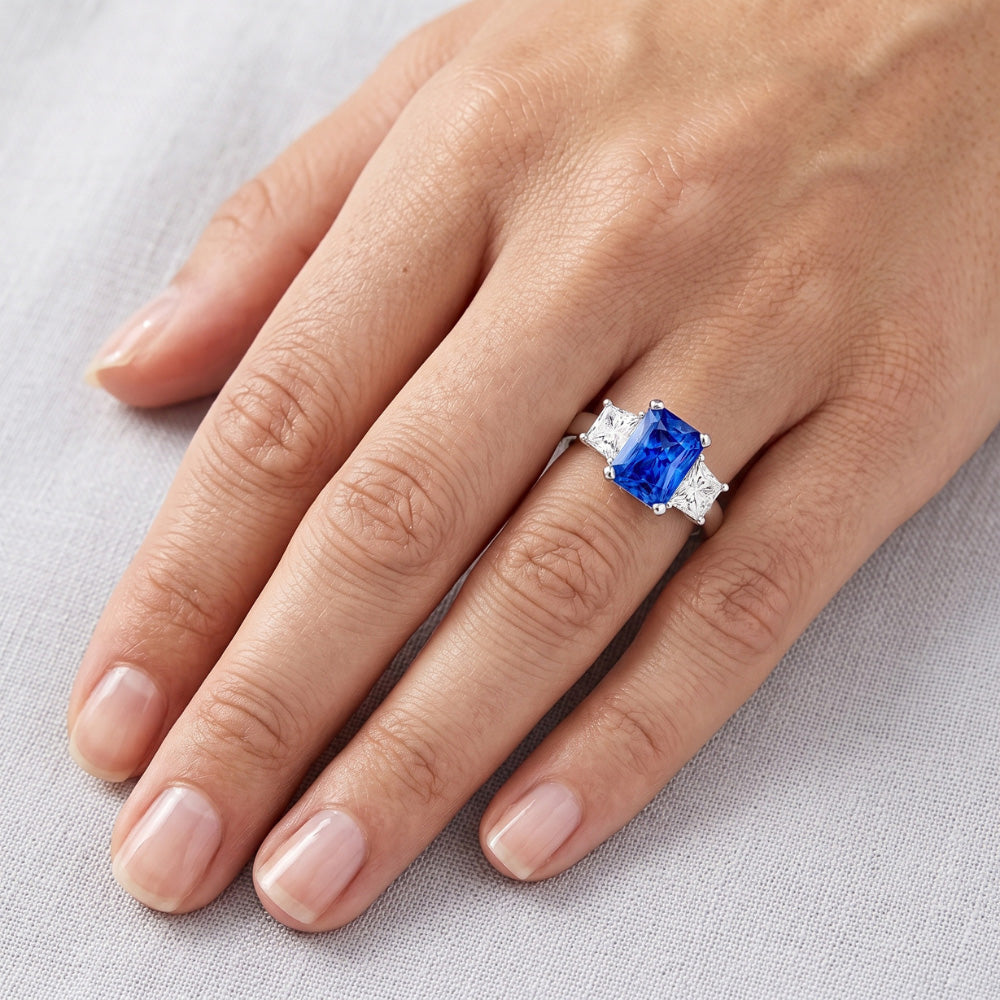 Trapezförmiger Natürlicher Diamant ( nicht im Labor gezüchtet ) Blauer Saphir Ring Radiant Cut 3 Karat Drei Steine