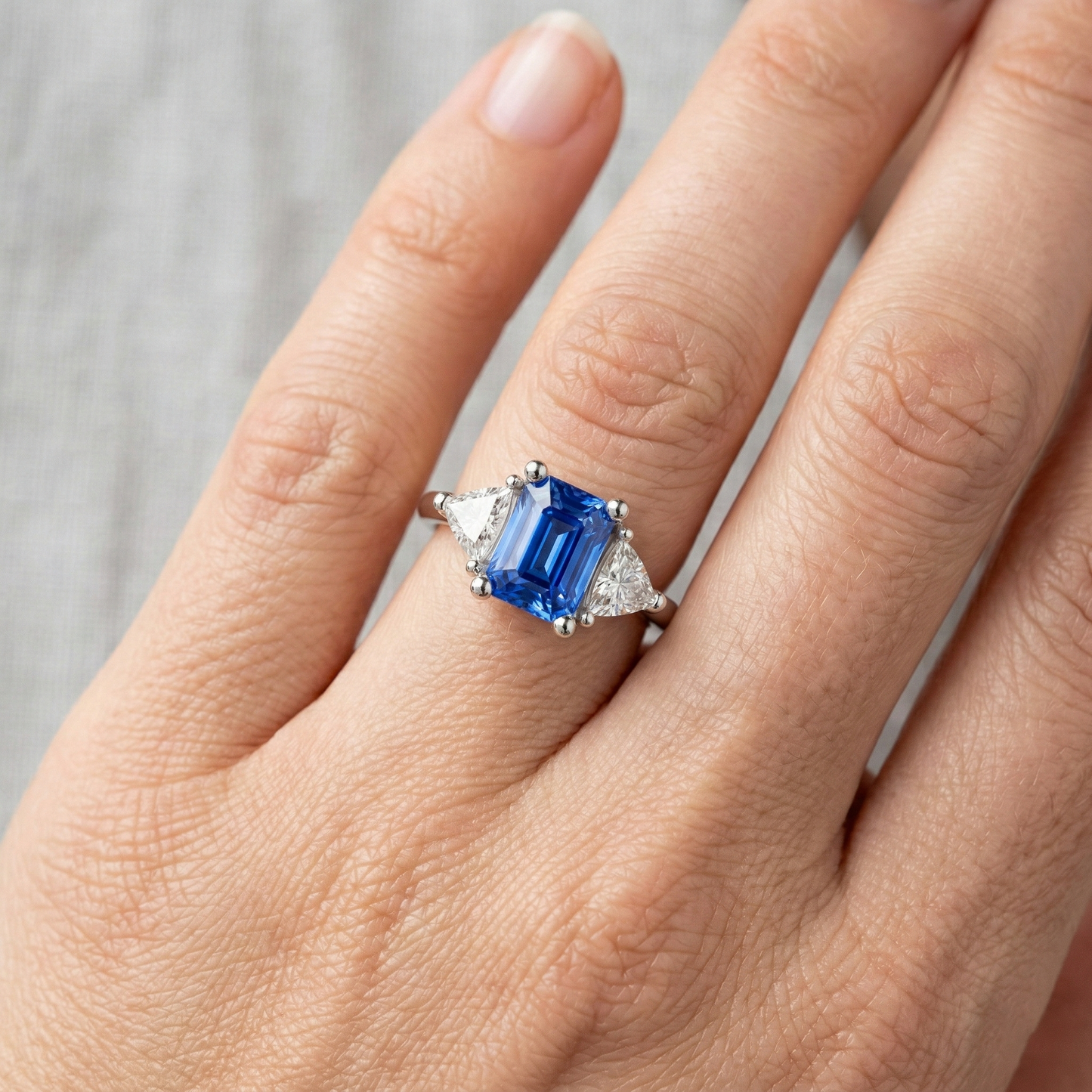 Trillion Natürlicher Diamant ( nicht im Labor gezüchtet ) Drei-Steine-Ring mit strahlendem Ceylon-Saphir 2,50 Karat