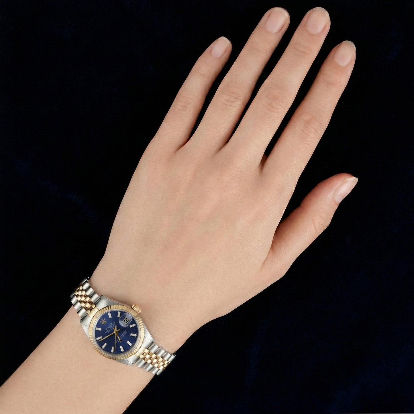 Uhr mit blauem Stick-Zifferblatt und geriffelter Lünette von Rolex Edelstahl mit goldener Jubilee-Klammer