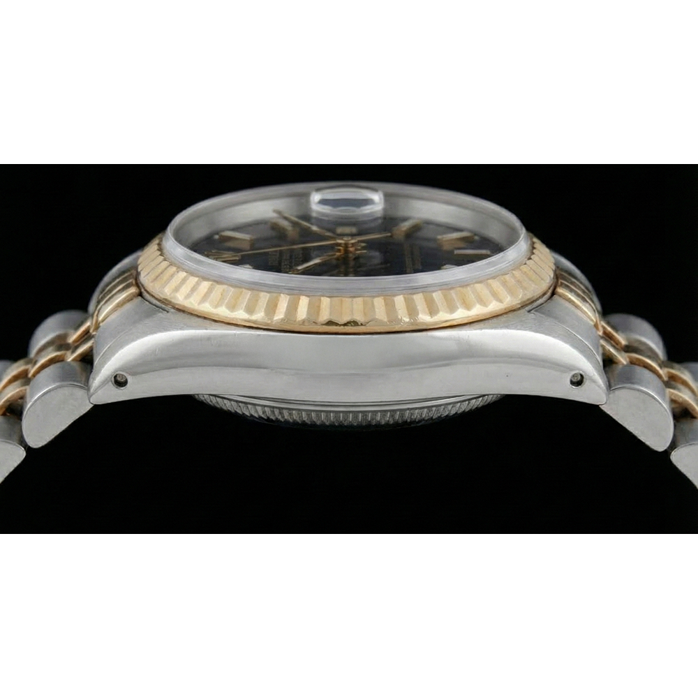 Uhr mit blauem Stick-Zifferblatt und geriffelter Lünette von Rolex Edelstahl mit goldener Jubilee-Klammer