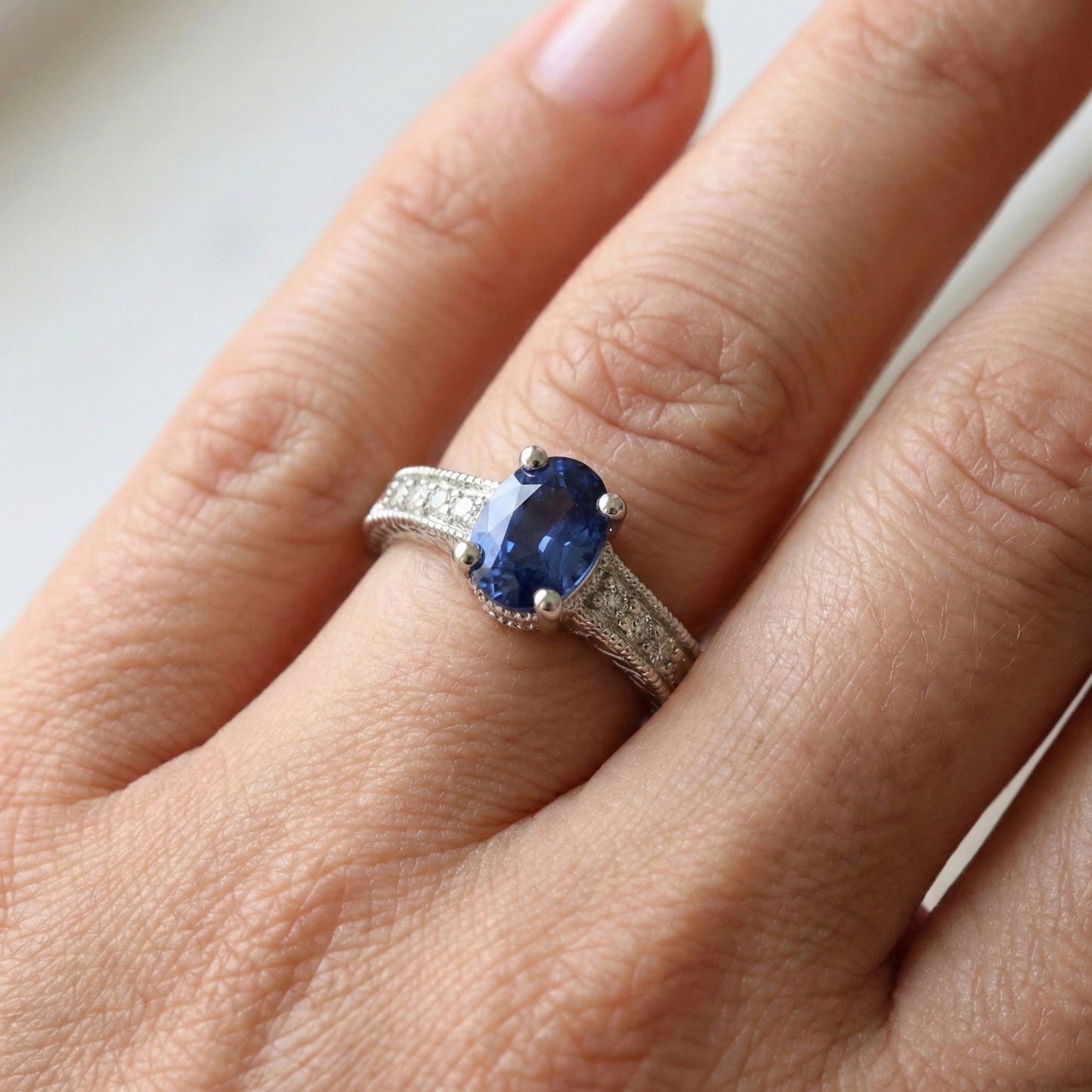 echter oval saphir 2Karat ring auf Weiß