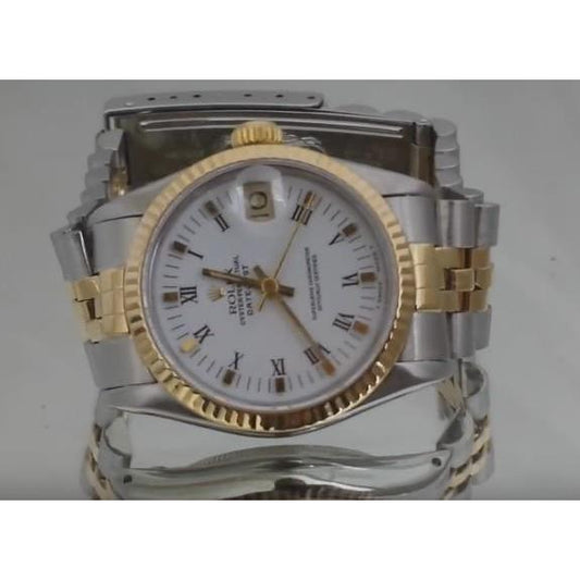 Weiße Rolex Datejust-Uhr mit römischem Zifferblatt und goldenem Armband