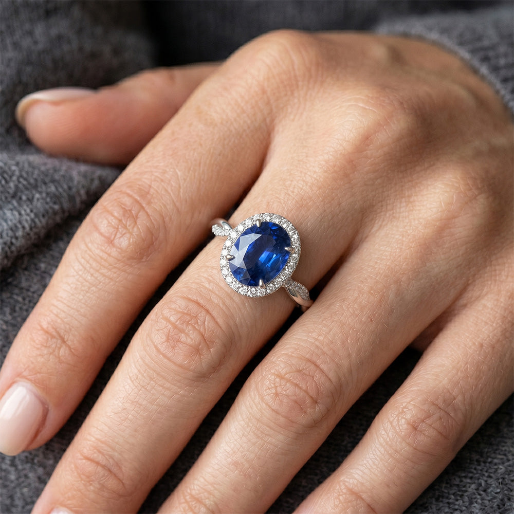 Weißer Aus der Erde Abgebauter Natürlicher Diamant Halo Ring Natürlicher blauer Saphir verdrehter Schaft 5 Karat