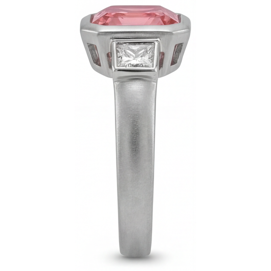 Verlobungsring mit pfirsichfarbenem Saphir, 2,9 Karat natürlicher Asscher-Padparadscha und weiße Baguette-Lünette, Drei-Stein, 14 Karat Gold