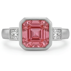 Verlobungsring mit pfirsichfarbenem Saphir, 2,9 Karat natürlicher Asscher-Padparadscha und weiße Baguette-Lünette, Drei-Stein, 14 Karat Gold