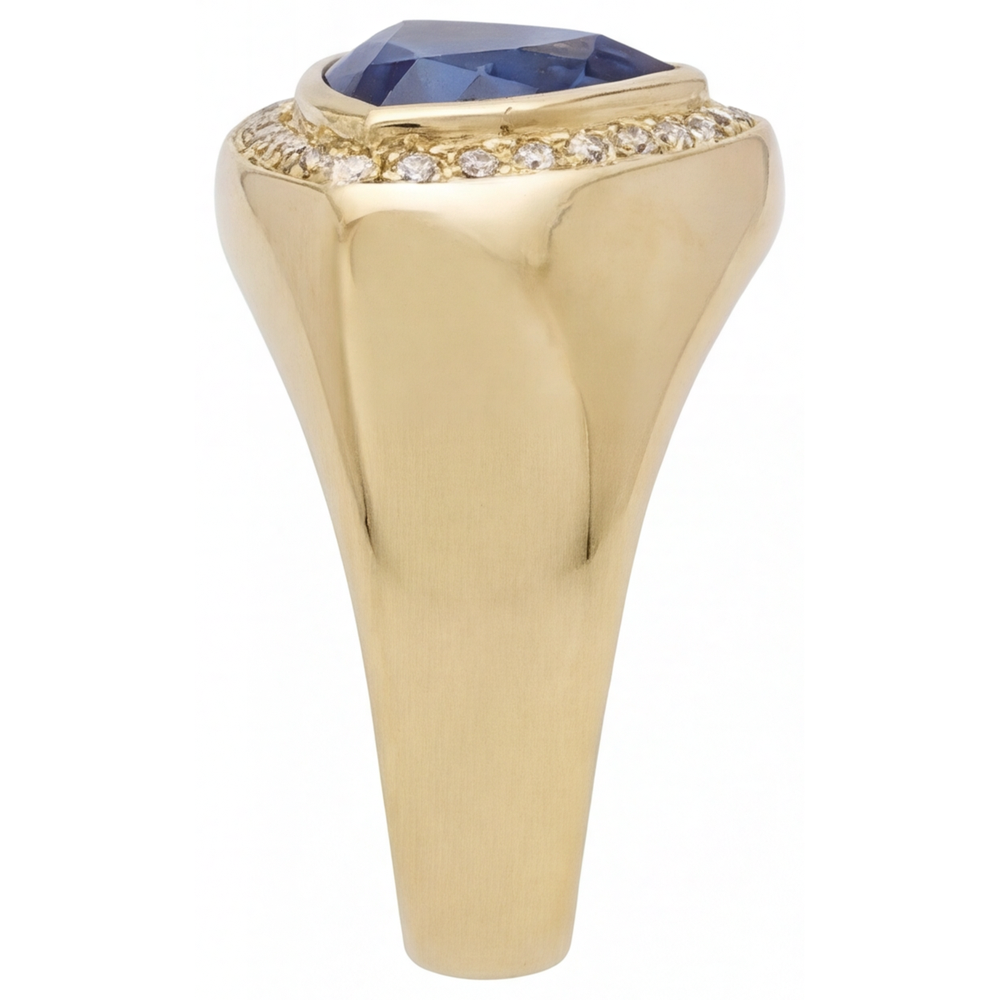 Blauer Saphir Trilliant Farbstein-Ring in 14K Gelbgold – Profilansicht