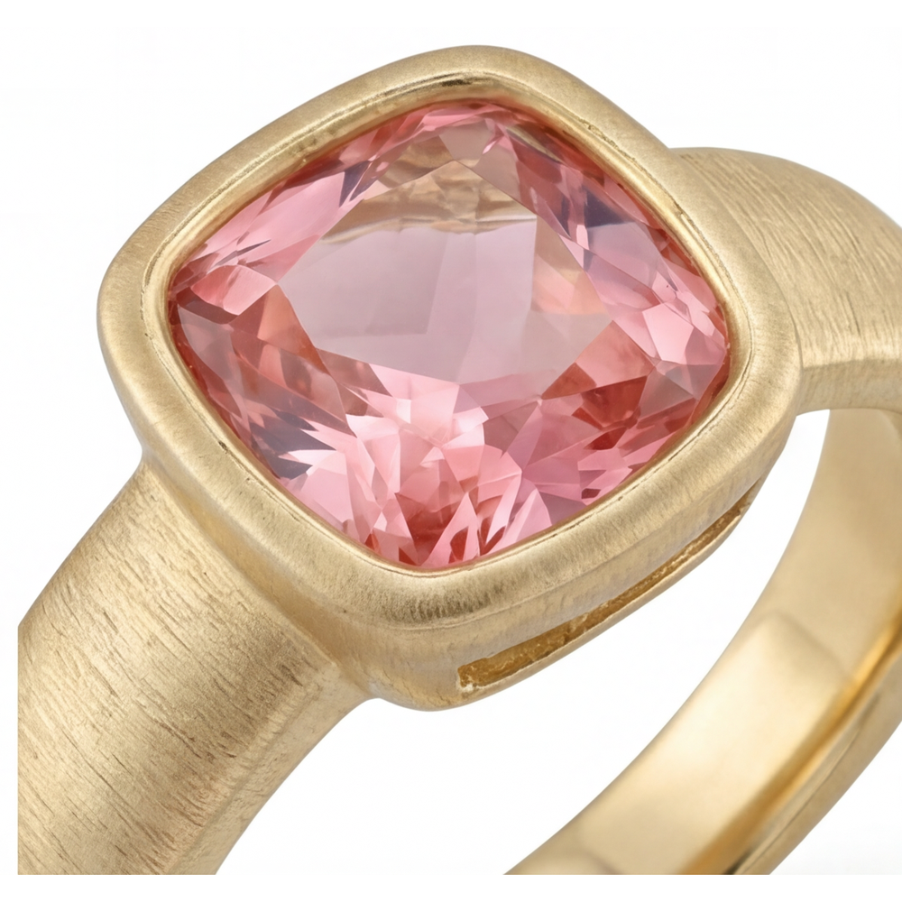 4 Karat im Labor gezüchteter Pfirsich-Padparadscha-Saphir Solitärring mit Lünette im Kissenschliff, 14 Karat Gelbgold