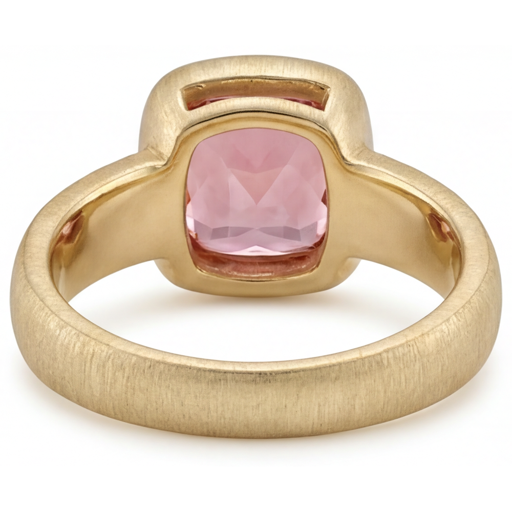 4 Karat im Labor gezüchteter Pfirsich-Padparadscha-Saphir Solitärring mit Lünette im Kissenschliff, 14 Karat Gelbgold